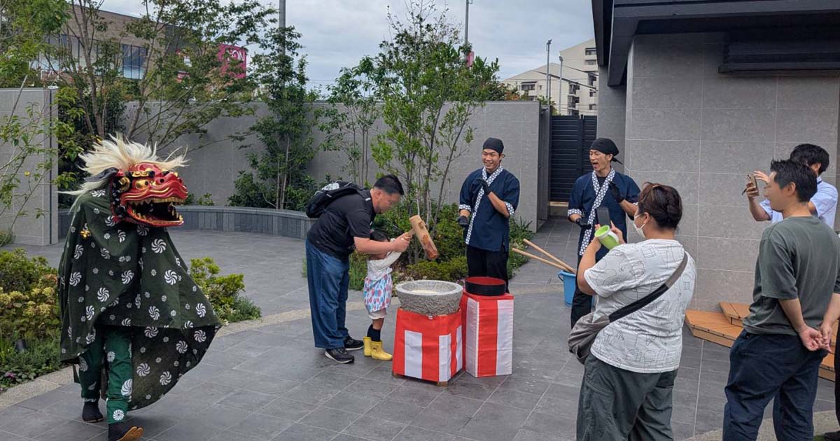 餅つき大会での獅子舞演舞の画像